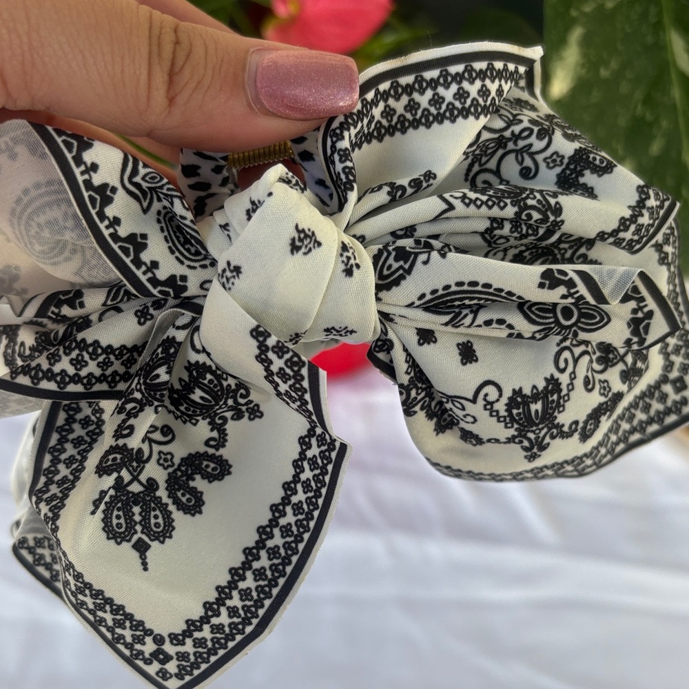 Elegant Black and White Hair Scrunchie with Pearl Earrings - Picture 2 of 7